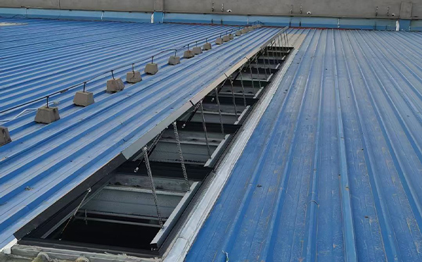 某城市大型商业综合体中庭柞水排烟窗工程