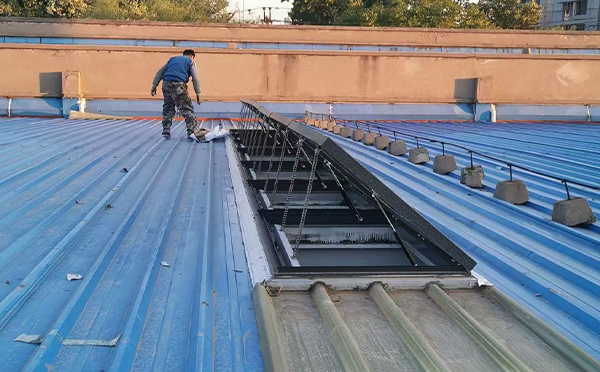 某区域性物流仓储中心柞水排烟窗系统安装项目